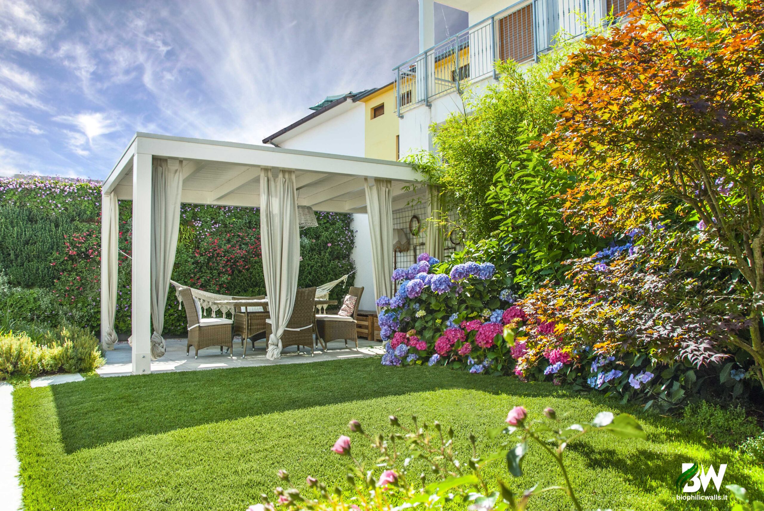 giardino-verticale-pergola-ortensie_biophilicwalls